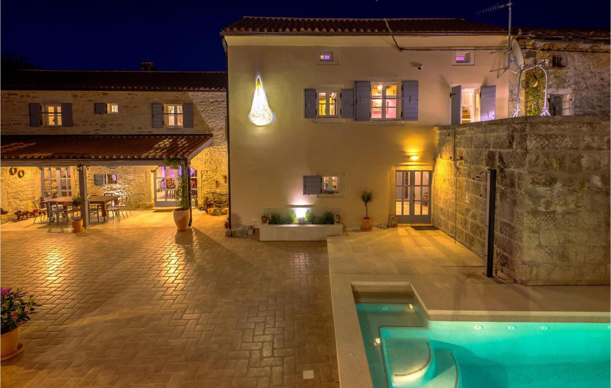 Amazing Home In Foli With Kitchen Exterior foto